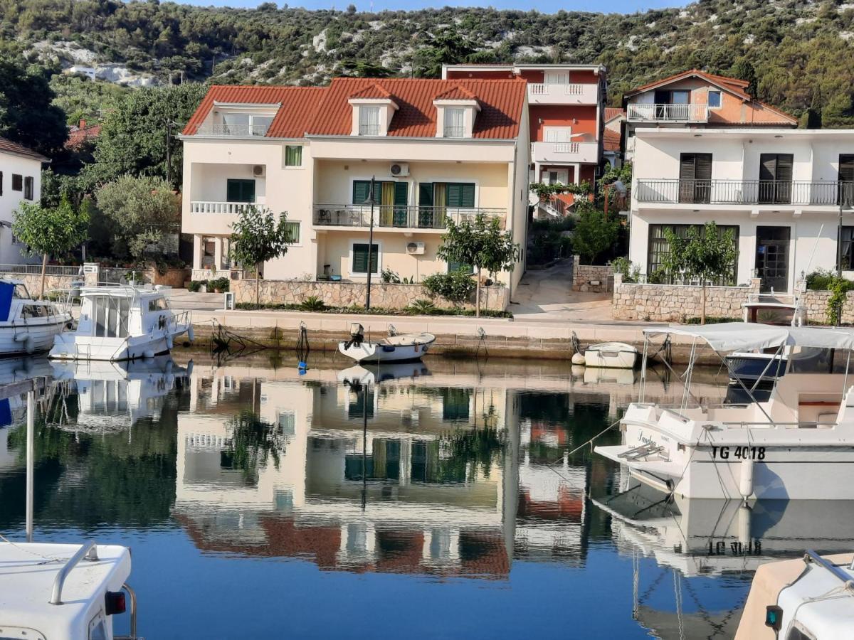 Apartmani Marta Marina Bagian luar foto